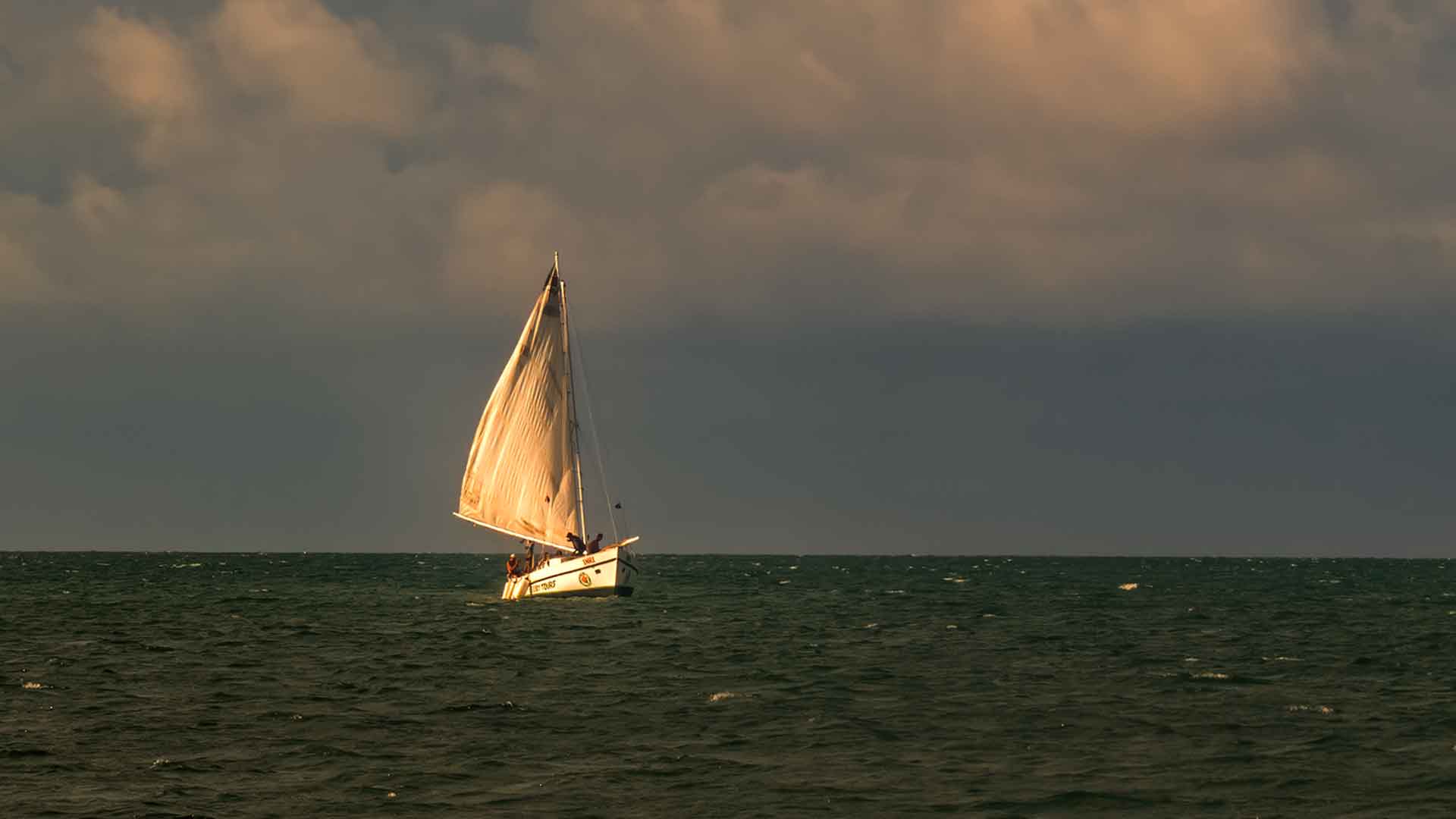 Scenic sunset sailboat cruise featured in our Belize tailor-made vacation package